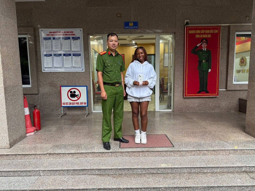 Cán bộ Công an phường Tây Hồ trao trả tài sản cho du khách nước ngoài bị thất lạc