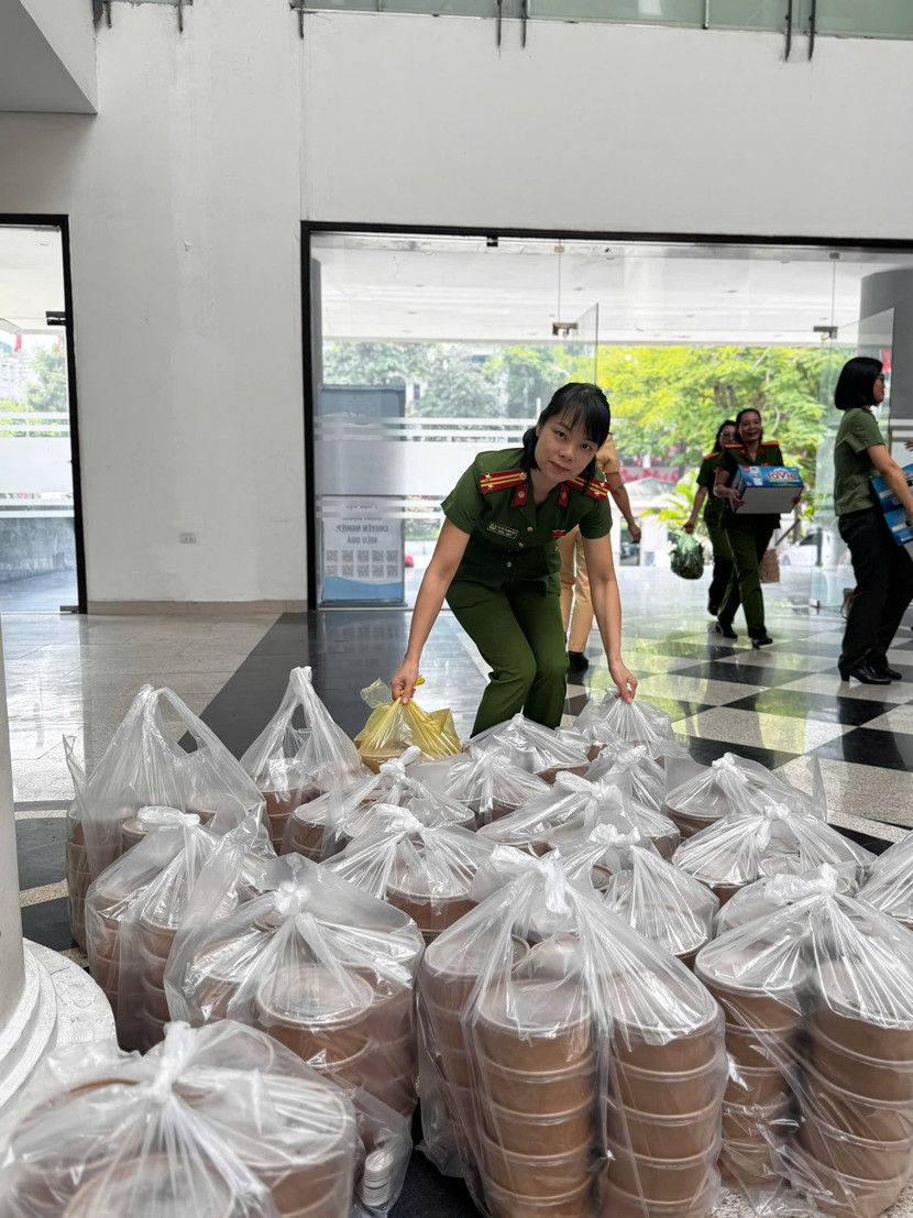 Tổ công tác Công an phường Tây Hồ chuẩn bị suất ăn phục vụ các chốt làm nhiệm vụ bảo vệ sự kiện A80 Tổ công tác Công an phường Tây Hồ chuẩn bị suất ăn phục vụ các chốt làm nhiệm vụ bảo vệ sự kiện A80