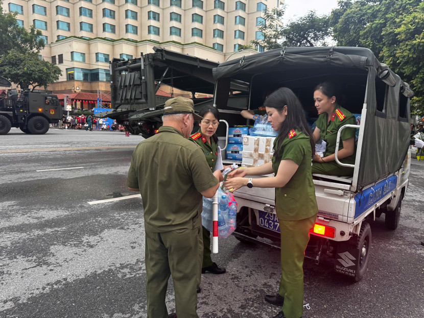 Tổ công tác Công an phường Tây Hồ mang nước suối đến các chốt làm nhiệm vụ bảo vệ sự kiện A80 Tổ công tác Công an phường Tây Hồ mang nước suối đến các chốt làm nhiệm vụ bảo vệ sự kiện A80