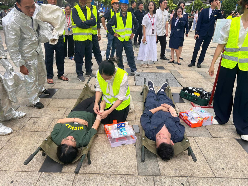 Hướng dẫn, di chuyển người bị nạn ra khu vực an toàn