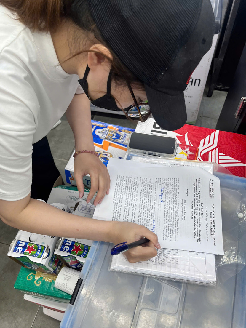 Đại diện cơ sở kinh doanh ký cam kết bảo đảm an toàn PCCC và CNCH theo hướng dẫn của Công an phường Hoàn Kiếm