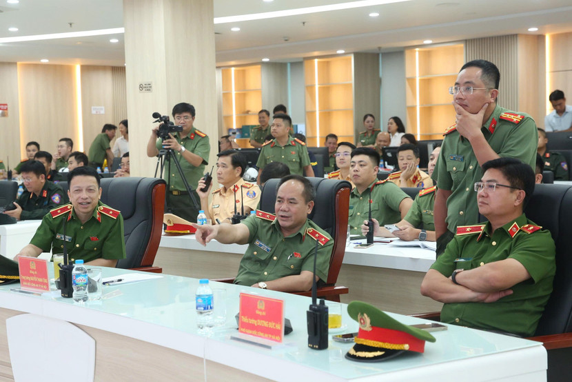 Trung tướng Nguyễn Thanh Tùng, Uỷ viên Ban Thường vụ Thành uỷ, Bí thư Đảng uỷ, Giám đốc CATP cùng Thiếu tướng Nguyễn Hồng Ky (bên trái) và Thiếu tướng Dương Đức Hải (bên phải) - Phó Giám đốc CATP đang điều hành công tác đảm bảo ANTT cho hợp luyện 2 sự kiện A80 tại Trung tâm Thông tin chỉ huy CATP chiều 24-8.