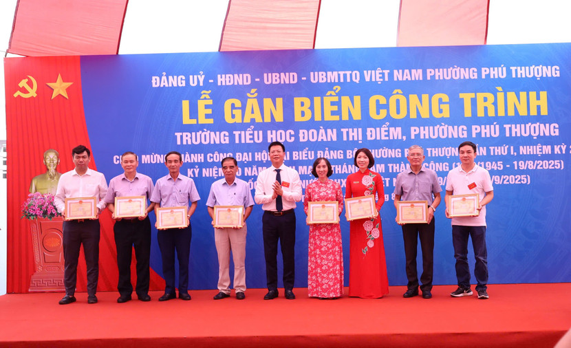 Trao khen thưởng các tập thể, cá nhân có thành tích