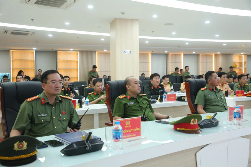 Các đồng chí Đại tá Nguyễn Thành Long, Đại tá Nguyễn Đức Long - Phó Giám đốc CATP và Đại tá Đoàn Đức Thắng, Trưởng phòng Tham mưu CATP (từ phải sang trái) điều hành hoạt động đảm bảo ANTT tại Trung tâm Thông tin chỉ huy CATP