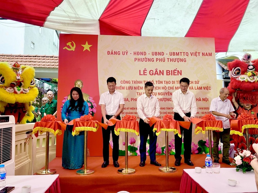 Các đại biểu cắt băng khánh thành công trình tôn tạo di tích lịch sử tại nhà cụ Nguyễn Thị An