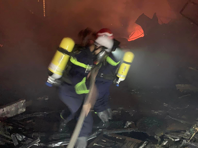 Lực lượng cứu hỏa dập tắt đâm cháy kho xưởng Lực lượng cứu hỏa dập tắt đâm cháy kho xưởng