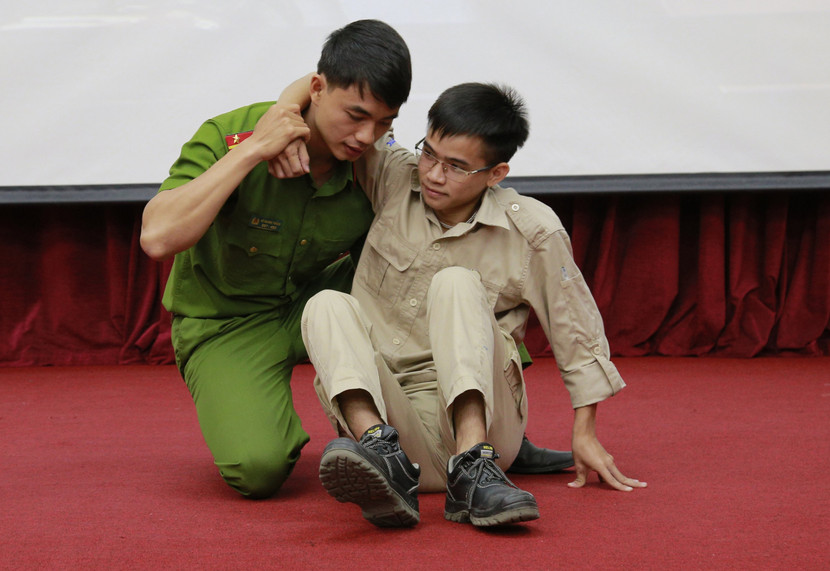 Lưc lượng Cảnh sát PCCC và CNCH hướng dẫn cách cứu nạn người mắc kẹt an toàn Lưc lượng Cảnh sát PCCC và CNCH hướng dẫn cách cứu nạn người mắc kẹt an toàn