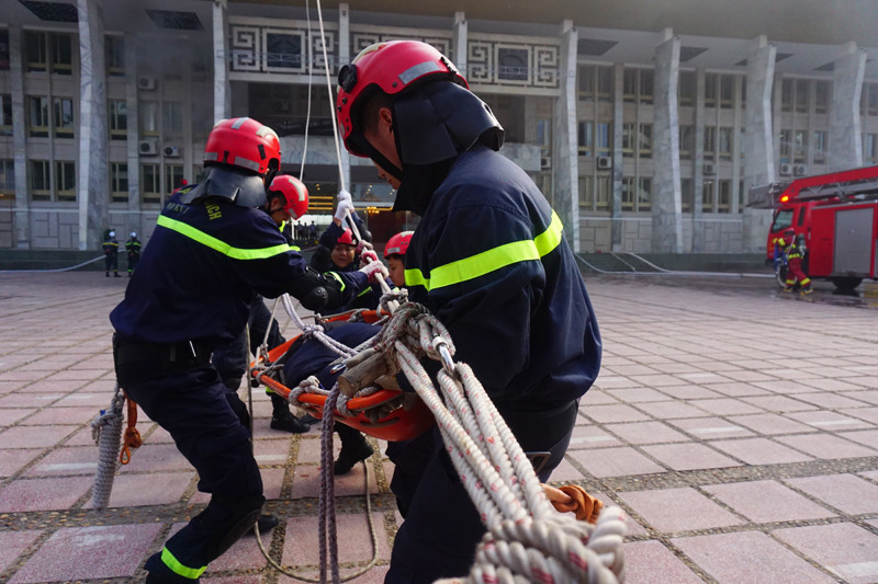 Giả định trong đám cháy có 50 người bị kẹt tại khu vực tầng 2 và tầng 3. Tại tầng 2 có 2 người do xô đẩy bị chấn thương nặng không di chuyển được, nhưng may mắn đã được lực lượng tìm kiếm cứu nạn tiếp cận đưa đến nơi an toàn