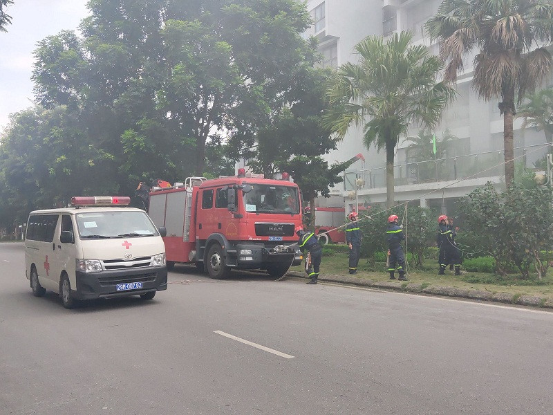 Lực lượng chữa cháy, cứu nạn chuyên nghiệp tổ chức cứu người mắc kẹt bằng thang cầu dây nghiêng Lực lượng chữa cháy, cứu nạn chuyên nghiệp tổ chức cứu người mắc kẹt bằng thang cầu dây nghiêng