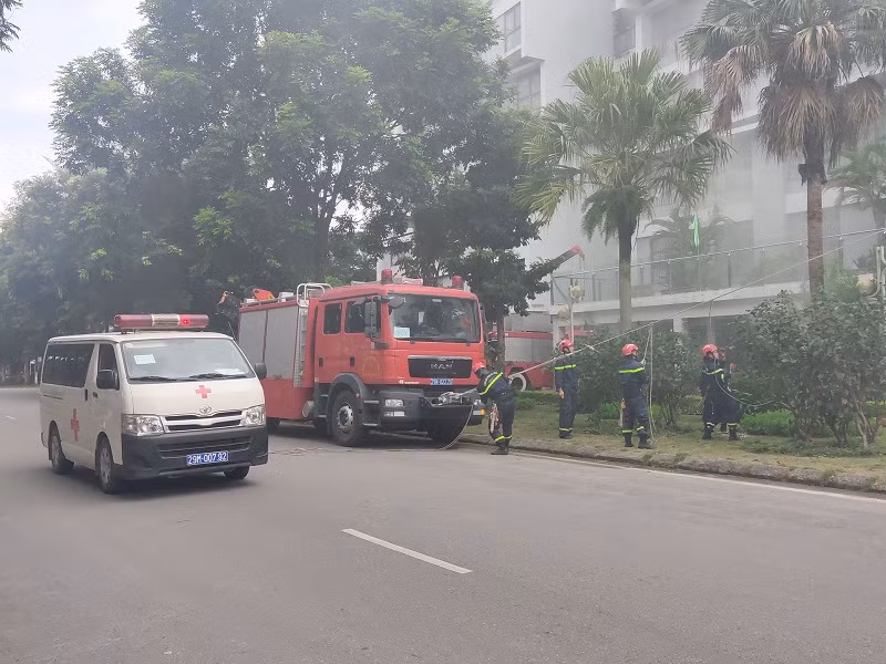 Lực lượng chữa cháy, cứu nạn chuyên nghiệp tổ chức cứu người mắc kẹt bằng thang cầu dây nghiêng