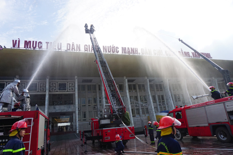 Cùng với công tác tìm kiếm cứu nạn, công tác tổng lực chữa cháy được tiến hành đồng bộ nhanh chóng khống chế và dập tắt đám cháy