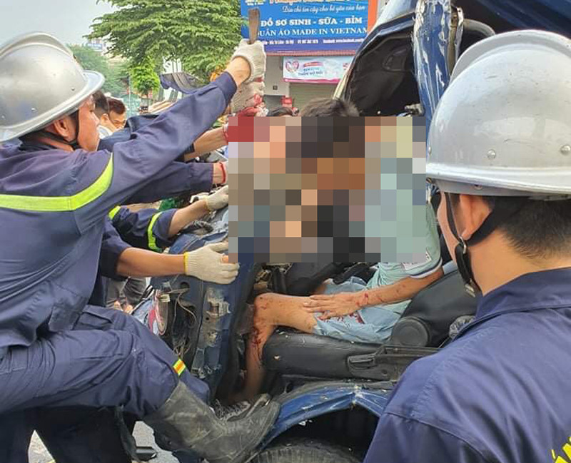 Lực lượng cứu nạn cưa cabin xe gặp nạn cứu nạn nhân mắc kẹt