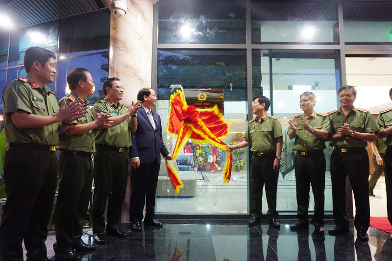 Các đại biểu tại buổi Lễ gắn biển khánh thành công trình Nhà khách công vụ CATP Hà Nội