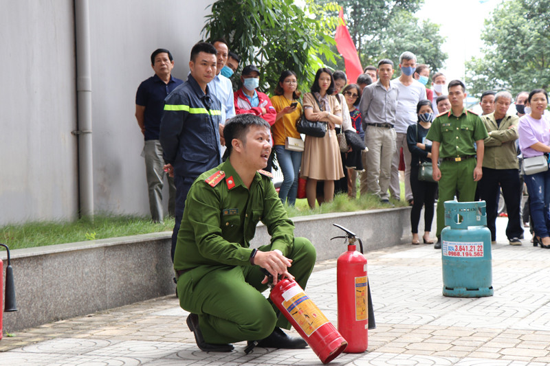 Lực lượng Cảnh sát PCCC và CNCH CAQ Hoàng Mai hướng dẫn học viên sử dụng bình chữ cháy