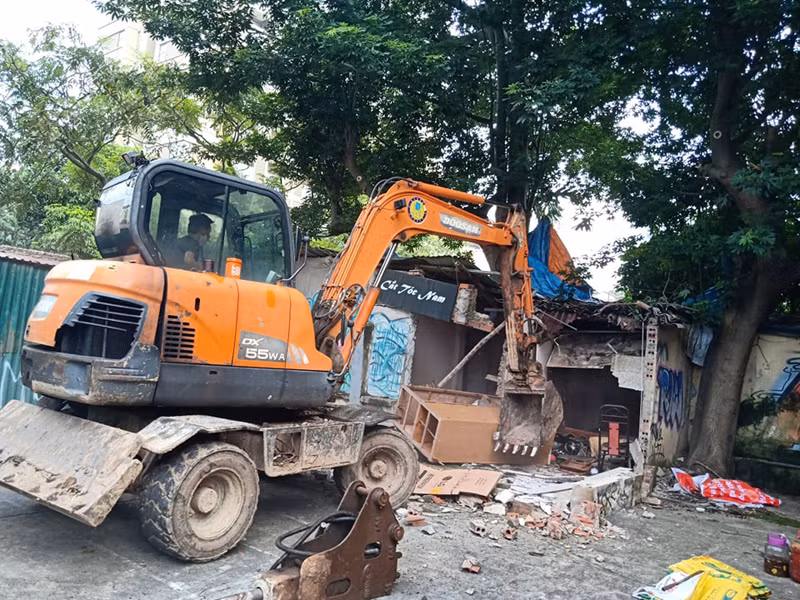 Lực lượng chức năng phường Quảng An cưỡng chế phần lấn chiếm vi phạm trật tự xây dựng