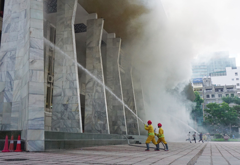 Khi phát hiện cháy, lực lượng chữa cháy cơ sở đã triển khai đội hình chữa cháy, hướng dẫn thoát nạn