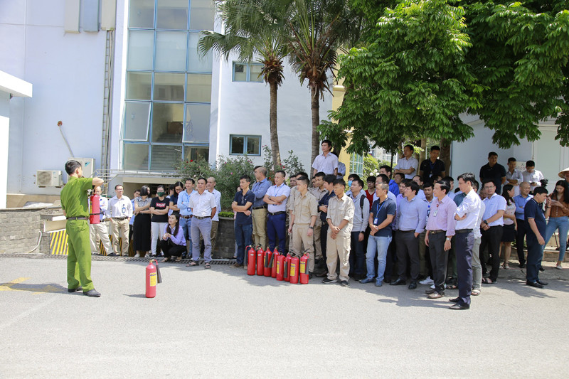 Cán bộ Cảnh sát PCCC hướng dẫn học viên sử dụng bình cứu hỏa Cán bộ Cảnh sát PCCC hướng dẫn học viên sử dụng bình cứu hỏa