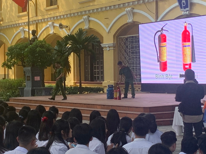 Lực lượng Cảnh sát PCCC và CNCH hướng dẫn các học sinh sử dụng bình chữa cháy xách tay Lực lượng Cảnh sát PCCC và CNCH hướng dẫn các học sinh sử dụng bình chữa cháy xách tay