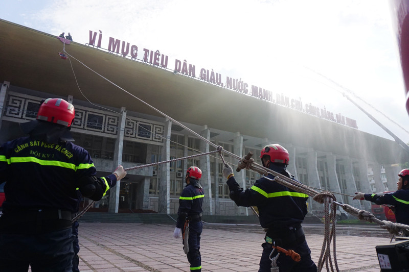 Cứu người bằng thang cầu dây nghiêng rất nhanh, hiệu quả nhưng đòi hỏi phải thao tác chính xác, Để làm được việc này, CBCS phải thường xuyên luyện tập và vượt qua các kỳ thi hàng năm