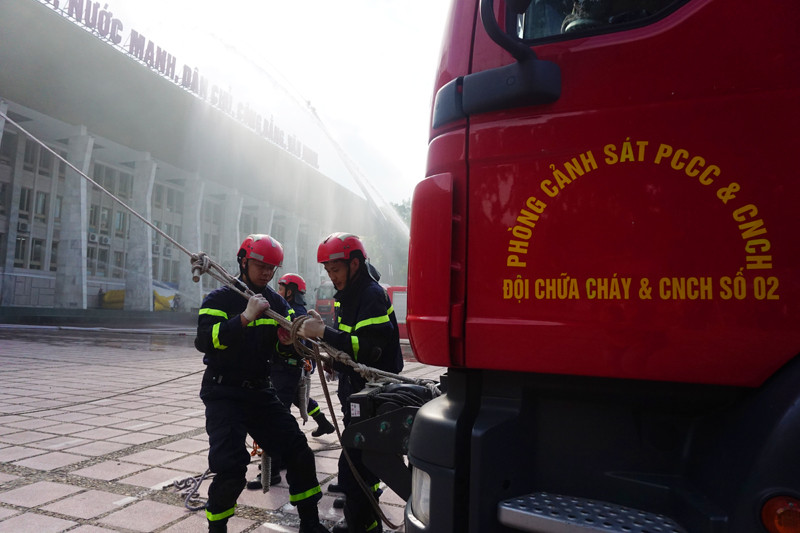 Lực lượng cứu nạn dùng thang cầu dây nghiêng tiếp cận trên cao để tìm kiếm cứu nạn