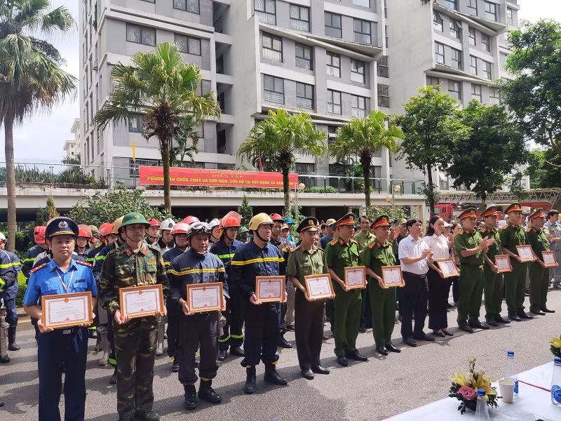 UBND huyện Gia Lâm trao khen thưởng cho các đơn vị tập thể, cá nhân có thành tích xuất sắc trong phong trào PCCC