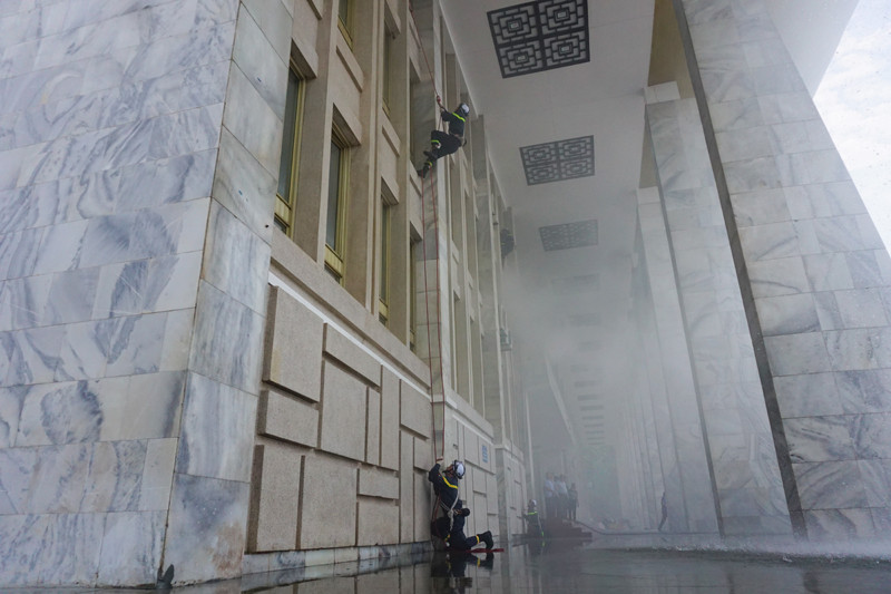 Lực lượng tìm kiếm cứu nạn – CATP Hà Nội nhanh chóng triển khai , huy động phương tiện kịp thời đến phối hợp cùng lực lượng PCCC cơ sở tổ chức chữa cháy và tìm kiếm CNCH