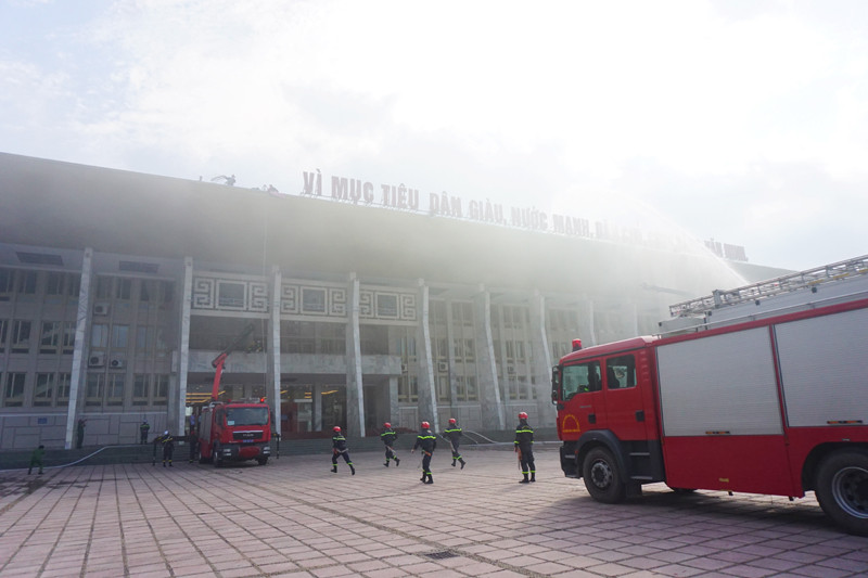 Các phương tiện chữa cháy và tìm kiếm cứu nạn hiện đại như xe thang, xe chữa cháy cần vươn được sử dụng hiệu quả trong tình huống này