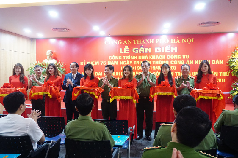 Trung tướng Nguyễn Văn Sơn, Thứ trưởng Bộ Công an và đồng chí Nguyễn Doãn Toản, Phó Chủ tịch UBND thành phố, cùng với Trung tướng Trịnh Ngọc Bảo Duy, Cục trưởng Cục kế hoạch và tài chính; Thiếu tướng Nguyễn Hải Trung, Giám đốc CATP Hà Nội; Thiếu tướng Đoàn Ngọc Hùng, Phó Giám đốc CATP cắt băng khánh thành Nhà khách công vụ CATP Hà Nội