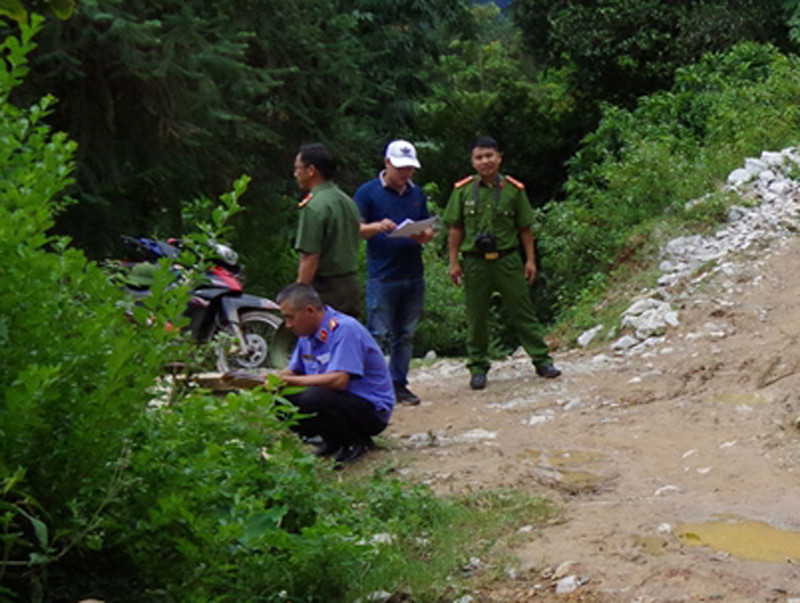 Cơ quan Công an phối hợp Viện kiểm sát và các đơn vị chức năng khám nghiệm hiện trường điều tra nguyên nhân vụ việc Cơ quan Công an phối hợp Viện kiểm sát và các đơn vị chức năng khám nghiệm hiện trường điều tra nguyên nhân vụ việc
