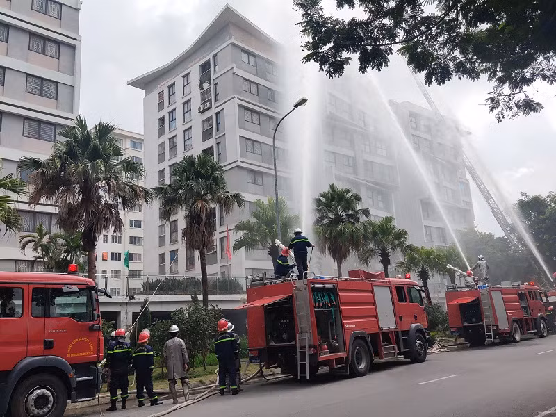 Các lực lượng tổng lực phun nước dập tắt đám cháy