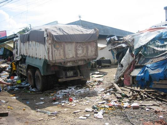  Xe ben tông nát xe khách, nhiều người thoát chết ảnh 3