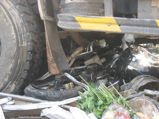  Xe ben tông nát xe khách, nhiều người thoát chết ảnh 6