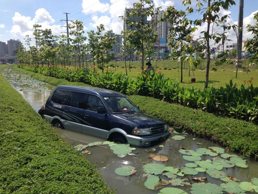 Tránh xe máy, ô tô 7 chỗ lao thẳng xuống ao sen ảnh 1