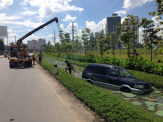 Tránh xe máy, ô tô 7 chỗ lao thẳng xuống ao sen ảnh 3