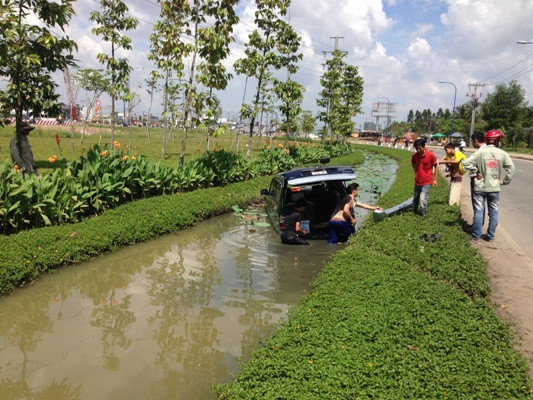 Tránh xe máy, ô tô 7 chỗ lao thẳng xuống ao sen ảnh 2