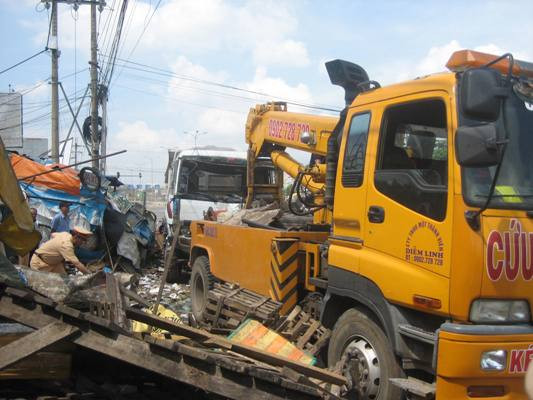  Xe ben tông nát xe khách, nhiều người thoát chết ảnh 7