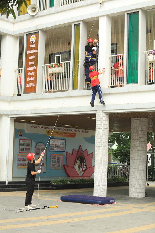 Các lực lượng CNCH hướng dẫn giúp các học sinh trải nghiệm kỹ năng bình tĩnh trong khi thoát nạn từ nhà cao tầng Các lực lượng CNCH hướng dẫn giúp các học sinh trải nghiệm kỹ năng bình tĩnh trong khi thoát nạn từ nhà cao tầng