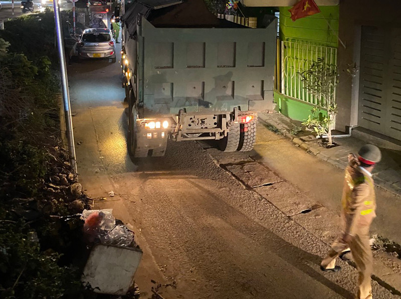 CAQ Tây Hô liên tục triển khai các kế hoạch, xử lý vi phạm xe chở quá tải, rơi vãi đất đá gây ảnh hưởng đến môi trường và an toàn giao thông