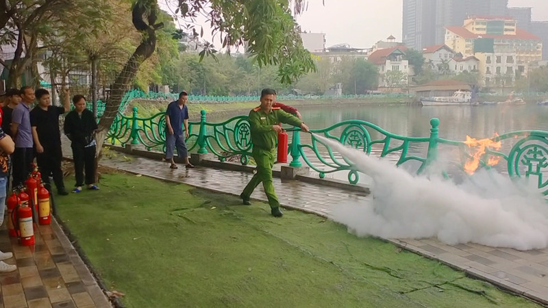 Lực lượng Cảnh sát PCCC và CNCH hướng dẫn kỹ năng cho nhân viên, người lao động làm việc tại cơ sở kinh doanh Lực lượng Cảnh sát PCCC và CNCH hướng dẫn kỹ năng cho nhân viên, người lao động làm việc tại cơ sở kinh doanh