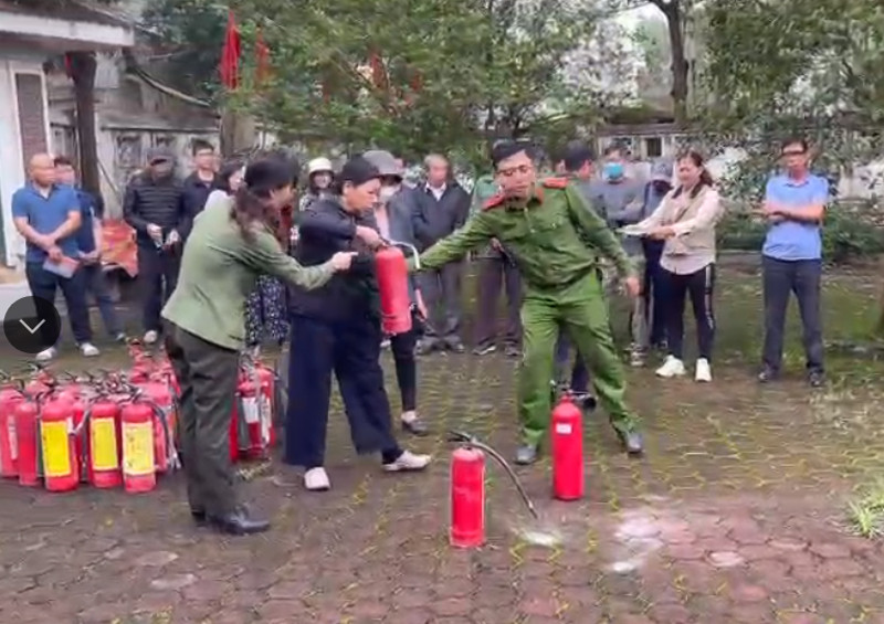 Cảnh sát PCCC và CNCH - CAQ Tây Hồ tập huấn, tuyên truyền an toàn phòng cháy, chữa cháy cho người dân phường Phú Thượng Cảnh sát PCCC và CNCH - CAQ Tây Hồ tập huấn, tuyên truyền an toàn phòng cháy, chữa cháy cho người dân phường Phú Thượng