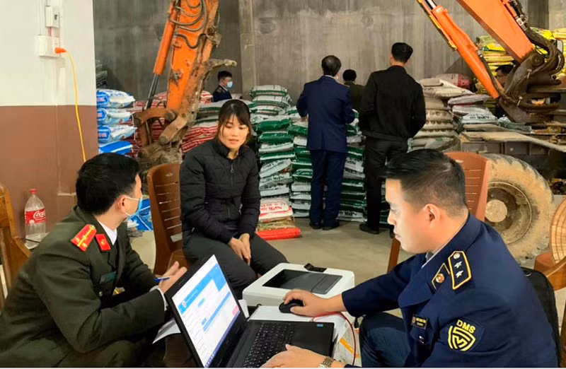 Phòng An ninh kinh tế, Công an tỉnh Bắc Giang phối hợp với lực lượng quản lý thị trường truy xuất nguồn gốc số phân bón giả và kém chất lượng