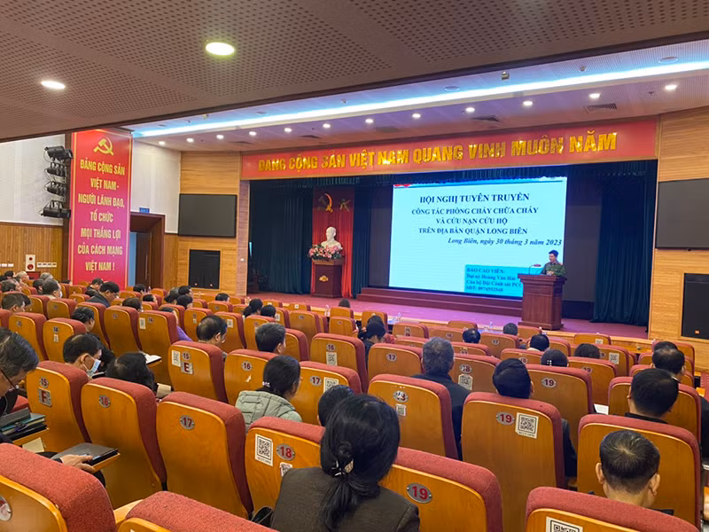 Lực lượng Cảnh sát PCCC và CNCH - CAQ Long Biên tuyên truyền, trang bị kỹ năng an toàn PCCC cho Mặt trận Tổ quốc Việt Nam quận Long Biên
