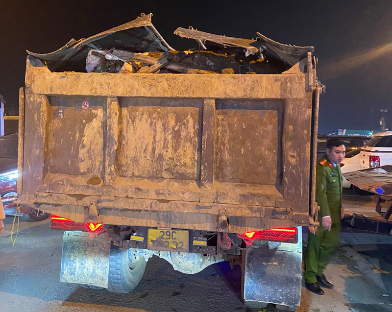 Công an quận Tây Hồ tuần tra, phát hiện xử lý xe rơi vãi gây ô nhiễm môi trường