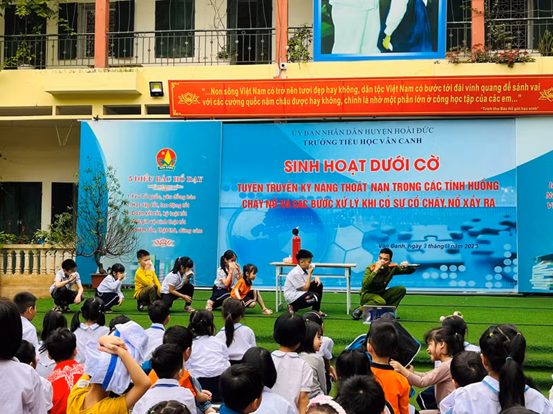 Cảnh sát PCCC và CNCH tuyên truyền kỹ năng cho học sinh khi gặp sự cố cháy, nổ Cảnh sát PCCC và CNCH tuyên truyền kỹ năng cho học sinh khi gặp sự cố cháy, nổ