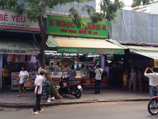 Cầm đá xanh đập tủ kính, cướp tiệm vàng ảnh 1