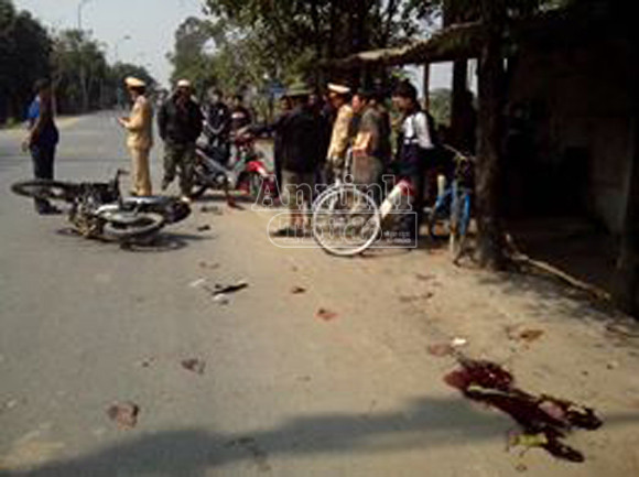 2 xe máy đâm trực diện, 5 thanh niên nguy kịch ảnh 1