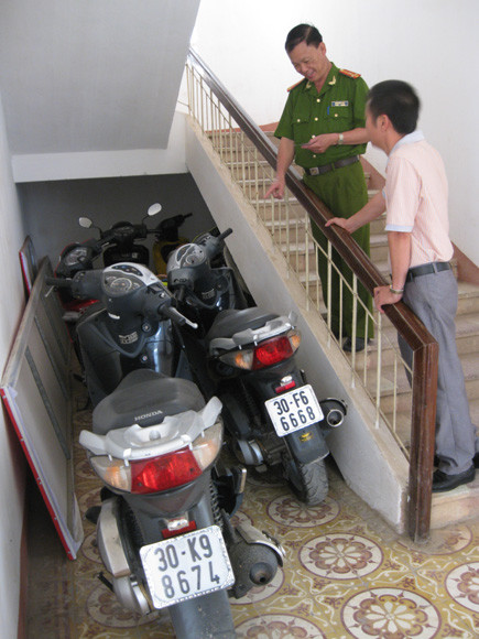 Hé lộ đường dây lấy cắp, làm giả giấy tờ xe máy ảnh 1