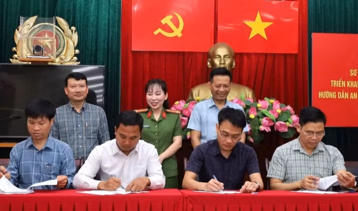 Các đơn vị ở huyện Chương Mỹ ký cam kết thực hiện cao điểm tuyên truyền, hướng dẫn an toàn PCCC và CNCH