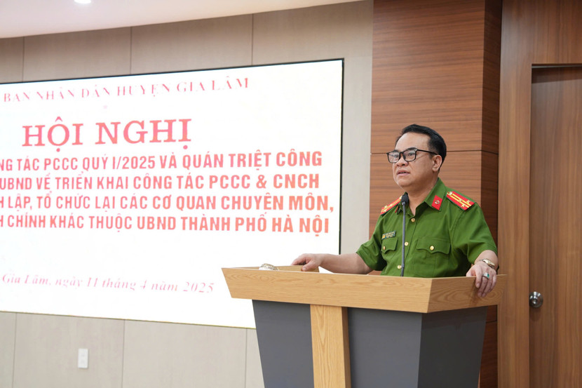 Thượng tá Đặng Trung Kiên - Phó Trưởng phòng Cảnh sát PCCC và CNCH - CATP Hà Nội phát biểu tại hội nghị