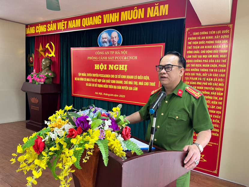 Thượng tá Đặng Trung Kiên, Phó Trưởng phòng Cảnh sát PCCC và CNCH, CATP Hà Nội phát biểu tại hội nghị Thượng tá Đặng Trung Kiên, Phó Trưởng phòng Cảnh sát PCCC và CNCH, CATP Hà Nội phát biểu tại hội nghị